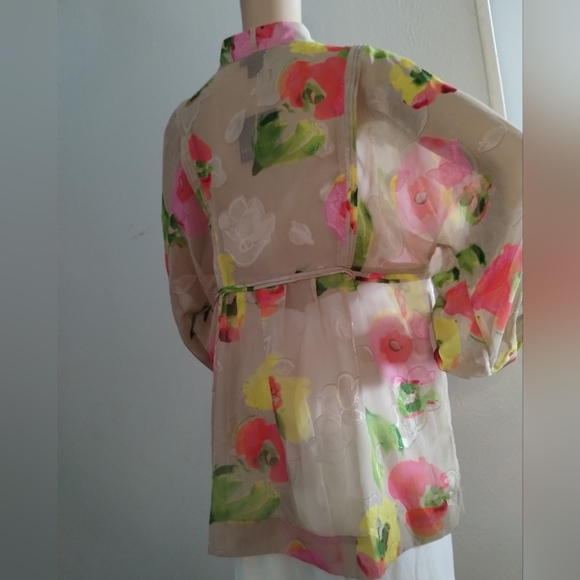 Beautiful blouse! - Picture 2 of 4